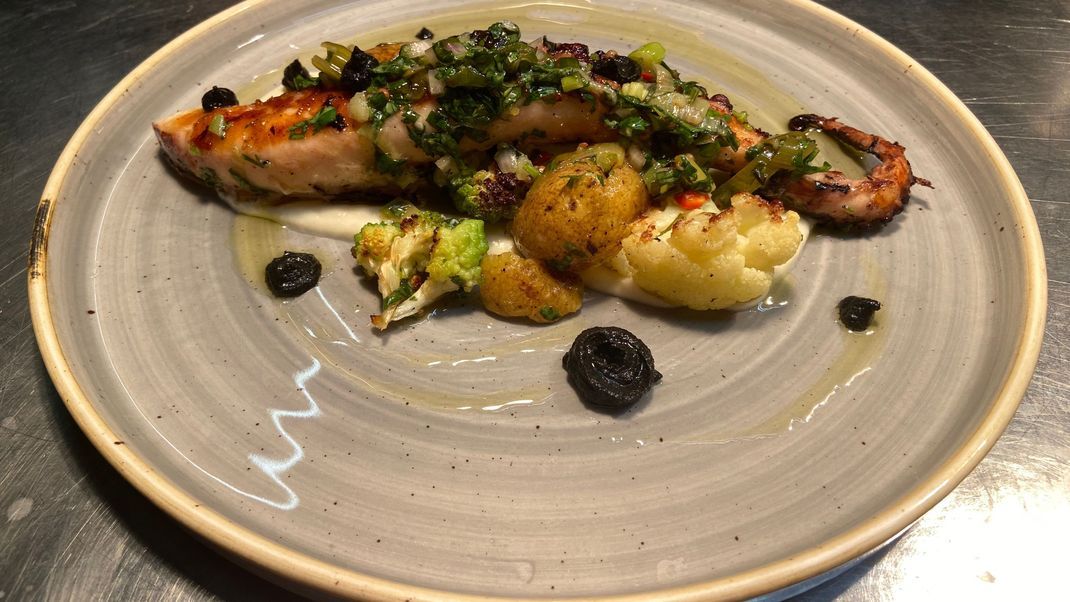 Mediterraner Oktopus mit Gemüse und Blumenkohlcreme