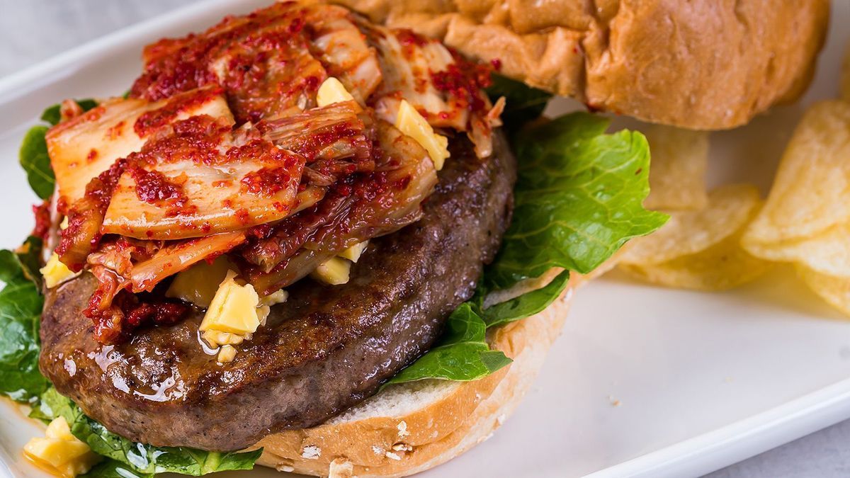 Coole Kohlburger mit Speed-Kimchi und Chili-Majo