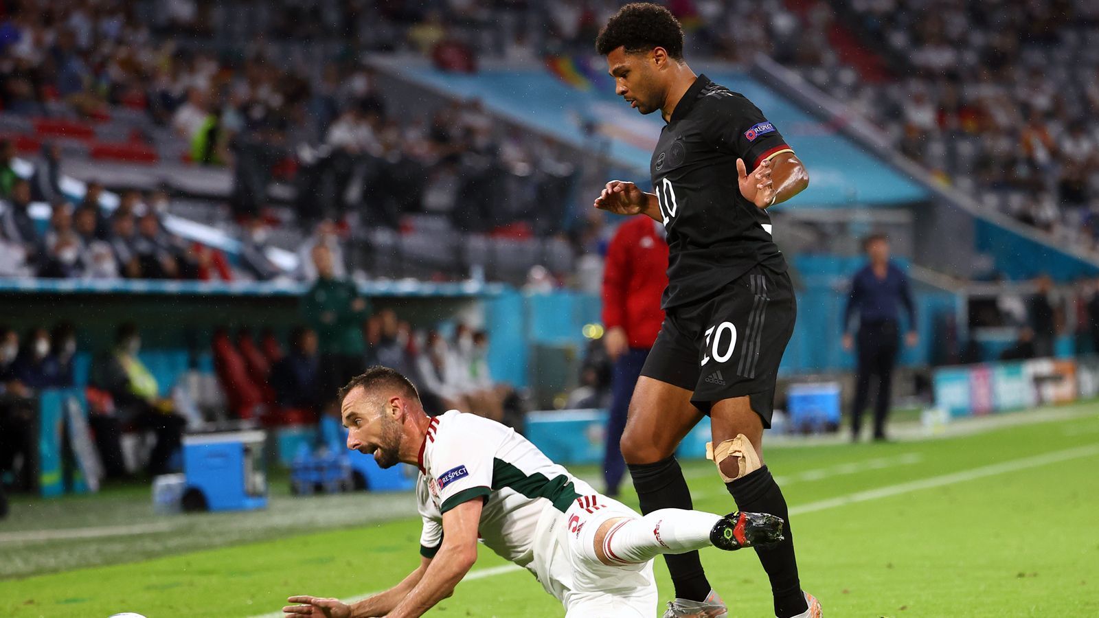 
                <strong>Serge Gnabry</strong><br>
                Ähnlich wie Sane extrem bemüht, aber mindestens genauso glücklos. Weicht immer wieder auf die Seiten aus, um sich die Bälle in der deutschen Offensive selbst zu holen. Ansonsten kaum ins Spiel integriert. Der Wille war jedoch jederzeit erkennbar. ran-Note: 4
              