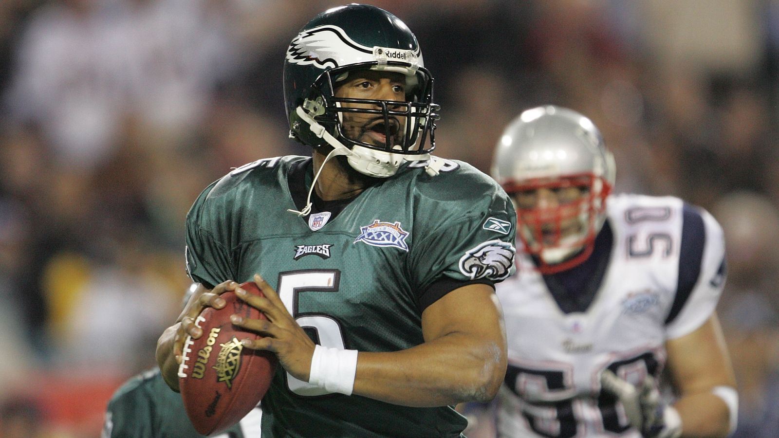 
                <strong>Donovan McNabb (Philadelphia Eagles, Washington Redskins und Minnesota Vikings) - Quarterback</strong><br>
                Der zweite Pick im Draft 1999 hatte zu Beginn seiner Karriere einen schweren Stand in Philadelphia, konnte die Fans aber dann schnell von sich überzeugen. Von 2001 bis 2004 führte McNabb die Eagles viermal in Folge in das NFC Championship Game, im letzten Versuch gelang dann der Einzug in den Super Bowl. Auch 2008 gelang der Vorstoß ins NFC-Finale, allerdings mussten sich die Eagles den starken Arizona Cardinals geschlagen geben. Sechsmal wurde McNabb in den Pro Bowl gewählt, ehe er seine Karriere nach der Saison 2011 in Minnesota beendete. Seine Rücknummer 5 ist in Philadelphia gesperrt, zudem ist McNabb Mitglied der Hall of Fame der Eagles. Immerhin.
              