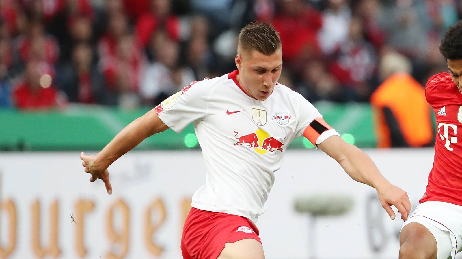 
                <strong>Willi Orban (RB Leipzig)</strong><br>
                Der Kapitän agiert überwiegend umsichtig. Beim 0:1 macht er aber den Schritt von Lewandowski nicht mit. In der wackeligen Phase vor der Pause fehlt ihm manchmal der Zugriff. Bei einer flachen Hereingabe irritiert er Keeper Gulacsi derart, dass Gnabry fast dankend eingenetzt hätte. Für ihn ist nach 70 Minuten Schluss - von da an übernimmt Upamecano. ran-Note: 4
              