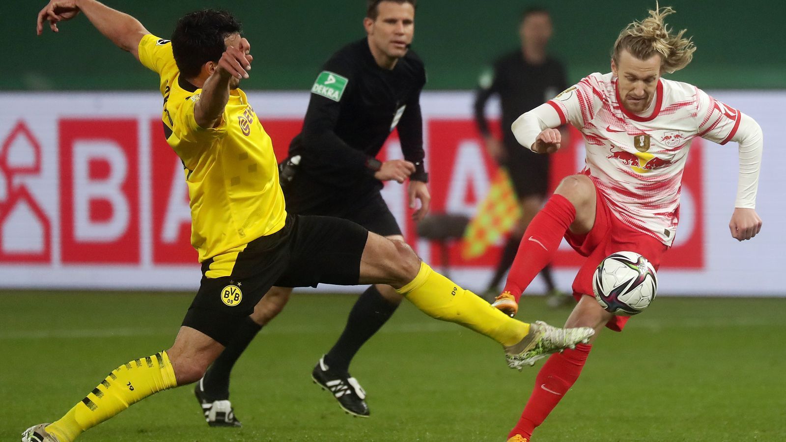 
                <strong>Emil Forsberg</strong><br>
                Wie im Halbfinale, als er den entscheidenden Treffer gegen Bremen erzielte, nur eingewechselt.Kommt ebenfalls in der 62. Minute aufs Feld.Trifft knapp zehn Minuten später den Pfosten, kurz später fällt das 1:3. Kann anschließend nicht mehr für Gefahr sorgen. ran-Note: 3
              