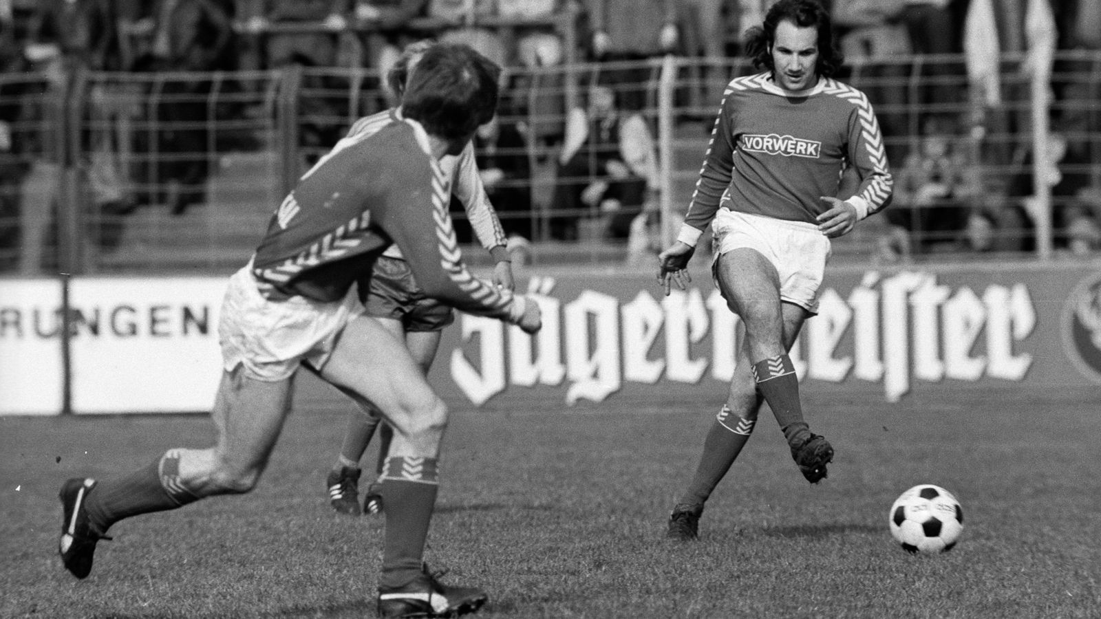 
                <strong>Platz 2 - Wuppertaler SV (1974/75, 14 Punkte, 32:86 Tore)</strong><br>
                Das Highlight der Saison 1974/75 fand für die Wuppertaler am 5. Spieltag statt. Da besiegten die Kicker aus dem Bergischen Land die frischgebackenen Weltmeister des FC Bayern um Uli Hoeneß  mit 3:1. Danach holte der WSV aber nur noch einen weiteren Sieg. Kein Wunder also, dass Wuppertal in der Tabelle nie besser dastand, als nach dem Coup gegen die Münchner (Platz 10). Vom 23. Spieltag an hatte das Team rund um Theodor Homann (v.) sogar durchgehend bis zum 34. Spieltag die Rote Laterne in den Händen. Besonders bitter: In der gesamten Rückrunde gewann Wuppertal kein einziges Bundesliga-Spiel mehr und stieg sang- und klanglos ab.
              