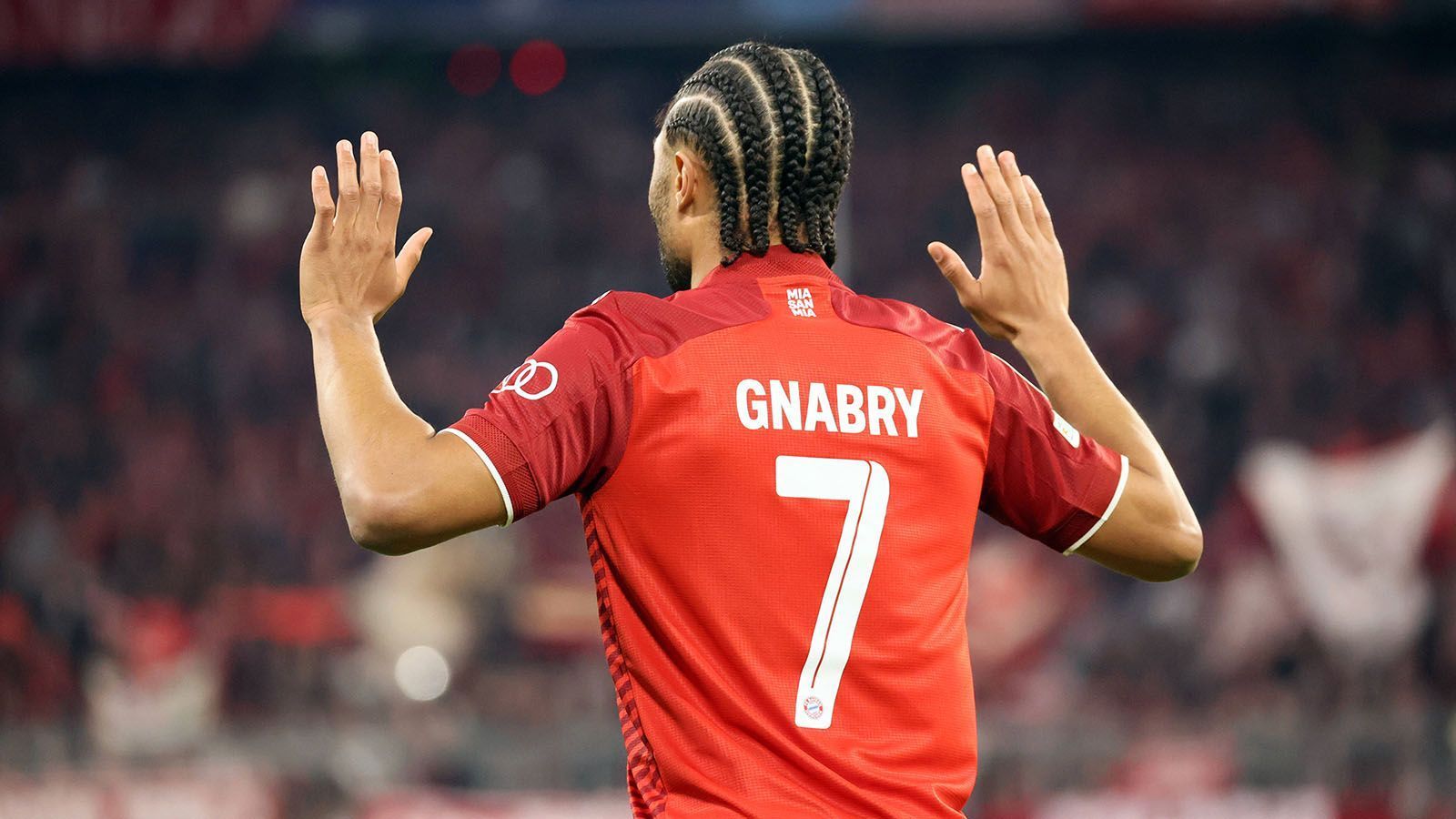 
                <strong>Serge Gnabry </strong><br>
                Der Vertrag des Nationalspielers läuft 2023 aus, bislang konnte er sich mit den Bayern-Verantwortlichen noch nicht auf eine Vertragsverlängerung einigen. Ein ablösefreier Abgang im nächsten Jahr erscheint undenkbar, sodass Gnabry den Klub im Sommer verlassen könnte, falls es bis dahin nicht doch noch zu einer Einigung im Vertragspoker gekommen ist. 
              