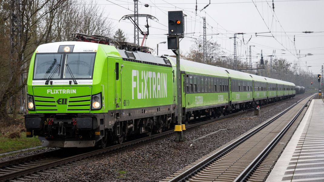 Mit bis zu 65 neuen Zügen will Flix sein Angebot im Schienenverkehr ausbauen. (Symbolbild)