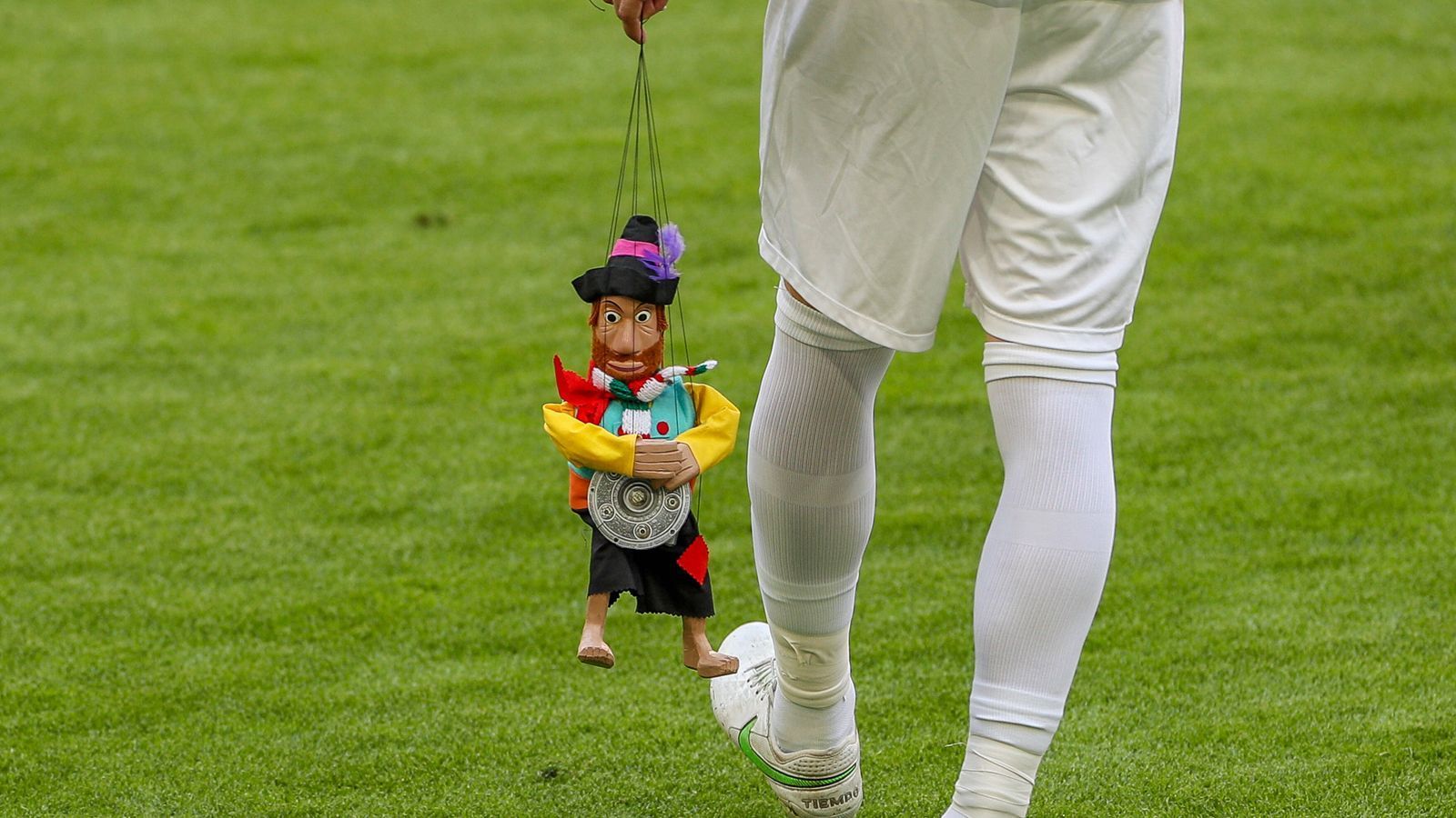 
                <strong>Platz 18: FC Augsburg - kein Maskottchen</strong><br>
                Wer Augsburg hört, ist sofort in seine Kindheit zurückversetzt. Die "Puppenkiste" verzaubert seit Jahrzehnten millionen Menschen mit ihren Geschichten. Und der FC Augsburg hat das Kunststück vollbracht, diese Sympathien einfach auf der Straße liegen zu lassen. Es gibt, ausgerechnet in Augsburg, kein Maskottchen. Nur Ricardo Pepi.
              