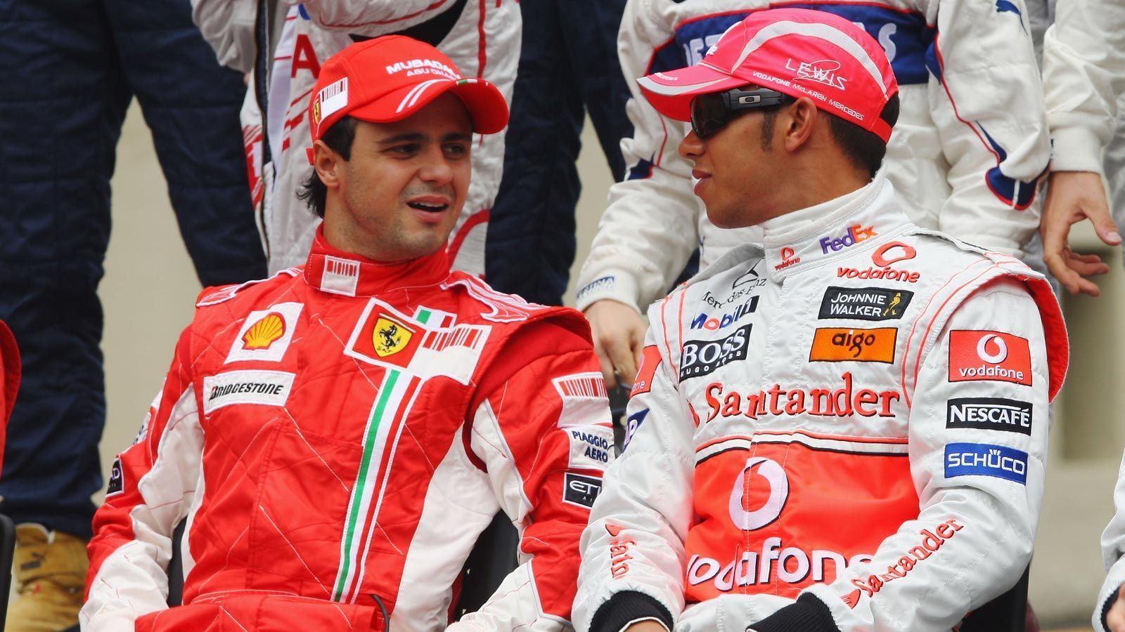 
                <strong>Lewis Hamilton vs. Felipe Massa (2008)</strong><br>
                Nachdem er 2007 die Krone nur knapp verpasste, gewann Lewis Hamilton 2008 seinen ersten Titel auf dramatische Art und Weise und ebenfalls hauchdünn. Sein Konkurrent Felipe Massa hatte das Rennen in seiner brasilianischen Heimat schon gewonnen, feierte bereits den vermeintlichen Titelgewinn, als Hamilton in der letzten Kurve Timo Glock überholte, somit den fünften Platz holte und mit einem Punkt Vorsprung Weltmeister wurde.
              
