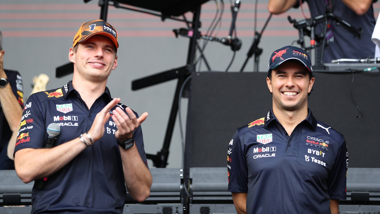 
                <strong>Erfolgsfaktor Teamkollege</strong><br>
                Nachdem Verstappen in vorherigen Saisons meist der einzige Red-Bull-Fahrer war, der um die WM mitfahren konnte, scheint der Rennstall mit Sergio Perez nun einen Teamkollegen für den Niederländer gefunden zu haben, mit dem er nicht nur gut harmoniert, sondern der ihm zumindest auch als "Wingman" dienen kann. Zwar ist der 25-Jährige dem mexikanischen Routinier teamintern überlegen, doch Perez beweist, dass er dem Weltmeister helfen kann, wenn dieser ihn braucht. Denn an beiden Rennen, bei denen Verstappen seine jeweiligen Titel klar machte, hatte der 32-Jährige entschiedenden Anteil. 2021 hielt der Mexikaner in Abu Dhabi noch Lewis Hamilton auf, sodass Verstappen wieder näher an den Briten herangelangen konnte. 2022 proftierte Perez dann in Suzuka nach einem hartnäckigen Einsatz gegen Charles Leclerc von einer Zeitstrafe gegen den Monegassen, sodass er am Ende Zweiter wurde und Verstappen dadurch erneut Weltmeister.
              