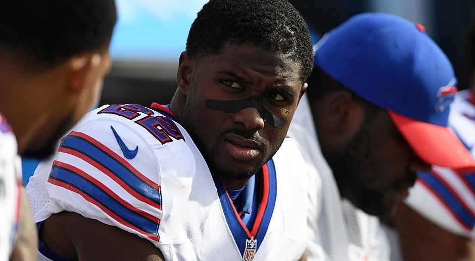 
                <strong>Reggie Bush</strong><br>
                Bei Reggie Bush lief in dieser Saison nicht viel zusammen. Der Backup-Running-Back der Buffalo Bills stellte sogar einen neuen Negativrekord in der NFL auf. Bei seinen insgesamt zwölf Runs während der Regular Season sammelte Bush im Schnitt einen Raumverlust von drei Yards. Nie zuvor beendete ein Running Back, der mindestens zehn Mal mit dem Ball lief und keinen Pass abgab, eine Saison mit einem negativen Yards-Schnitt.
              