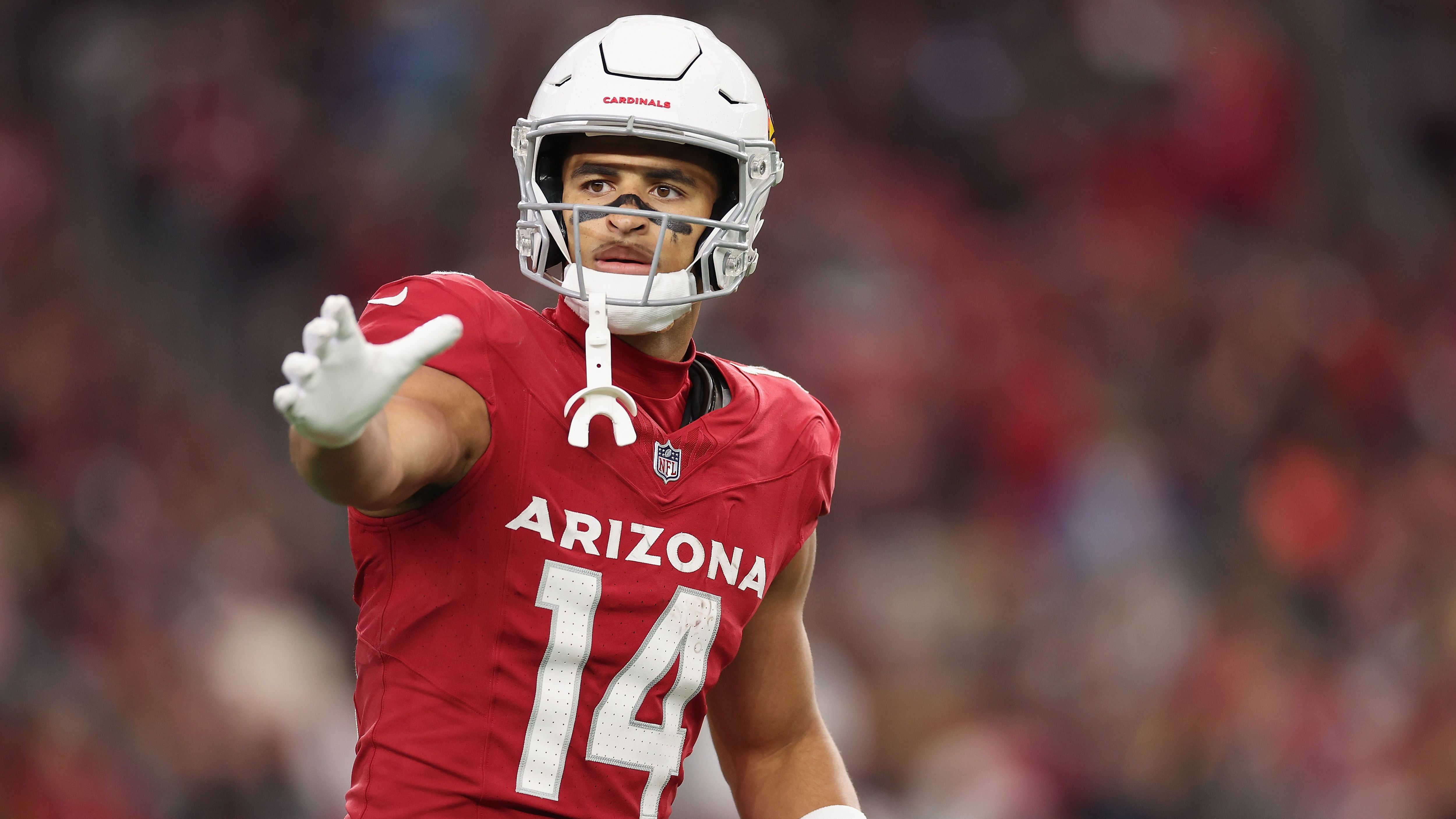 <strong>Arizona Cardinals: Michael Wilson (Wide Receiver)</strong><br>Die Cardinals haben an einigen Stellschrauben gedreht, Michael Wilson könnte einer der großen Profiteure sein. Der letztjährige Rookie konnte schon in schwierigen Umständen sein Potenzial andeuten. Jetzt geht er als klare Nummer zwei bei den Receivern hinter Marvin Harrison Jr. in die Saison und dürfte in einem verbesserten Team starke Zahlen auflegen.