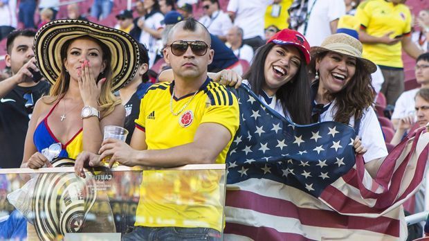
                <strong>Fans der Copa America 2016</strong><br>
                Diese kolumbianische Zuschauerin (li.) versucht es mit sehr freizügigen Fan-Utensilien. Ob es hilft? Die Anhängerinnen der USA sind hingegen etwas mehr in Stars and Stripes gehüllt.
              