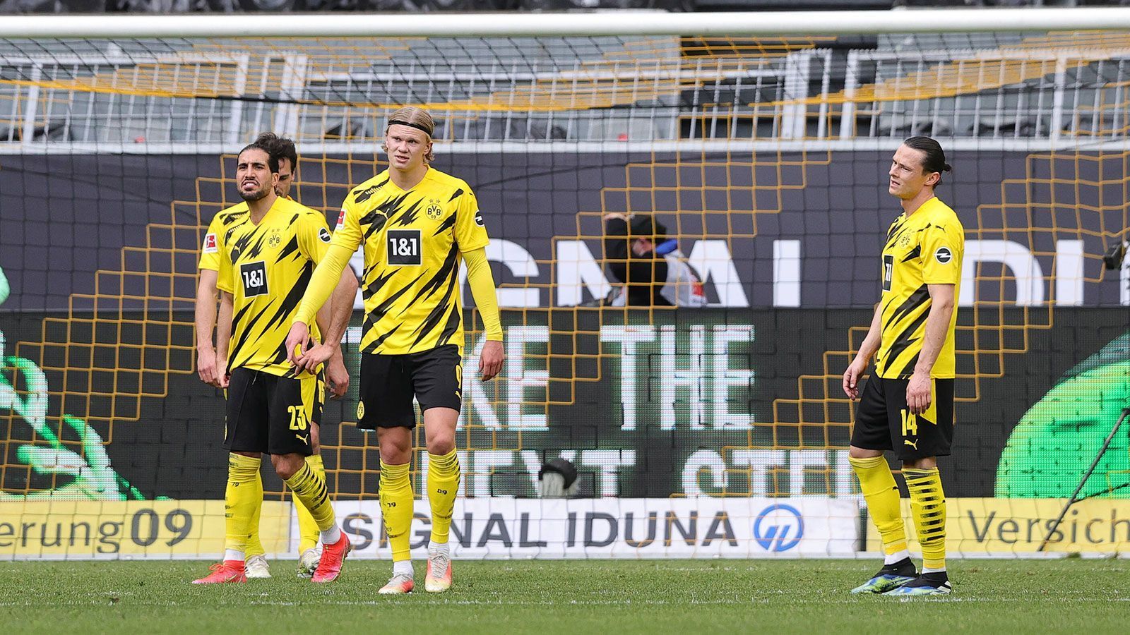 
                <strong>5. Platz: Borussia Dortmund (43 Punkte)</strong><br>
                "Ich habe keinen Bock auf die Europa League. Ich will Champions League spielen", ließ Nationalspieler Emre Can im Anschluss an die Niederlage gegen Eintracht Frankfurt (1:2) seinem Frust freien Lauf. Das Problem: Durch die Pleite ist die Königsklasse in weite Ferne gerückt, sieben Zähler beträgt der Rückstand auf Rang vier. Auch die aktuelle Form der Schwarz-Gelben spricht nicht für eine Aufholjagd im Saisonendspurt - von den vergangenen vier Bundesliga-Partien wurde lediglich eine gewonnen, zudem stecken Schlüsselspieler wie Kapitän Marco Reus oder Torjäger Erling Haaland im Formtief. In der Schlussphase warten noch direkte Duelle gegen die Konkurrenz aus Wolfsburg und Leipzig auf die Borussia, doch ob tatsächlich die Wende gelingt und es für den wichtigsten europäischen Vereinswettbewerb reicht, darf bezweifelt werden. Im Kampf um die Europa League hat Borussia Dortmund natürlich die besten Karten - der Anspruch ist am Borsigplatz aber ein anderer.
              