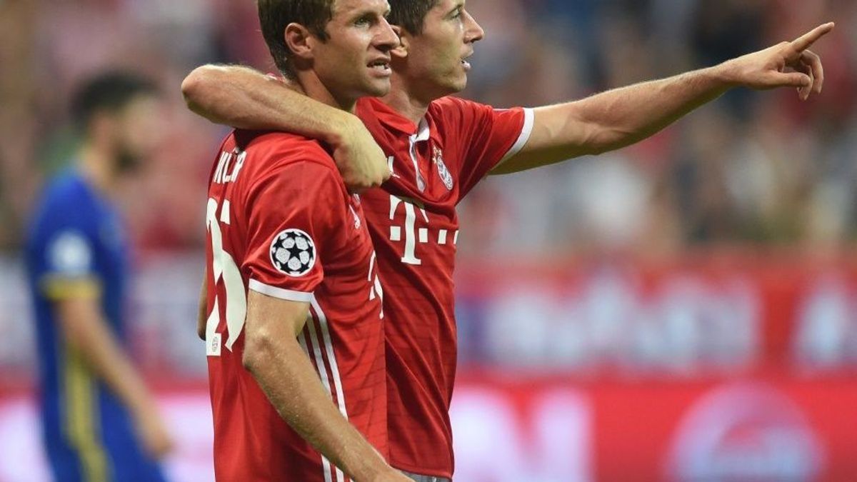 In Jubelpose: Müller und Lewandowski