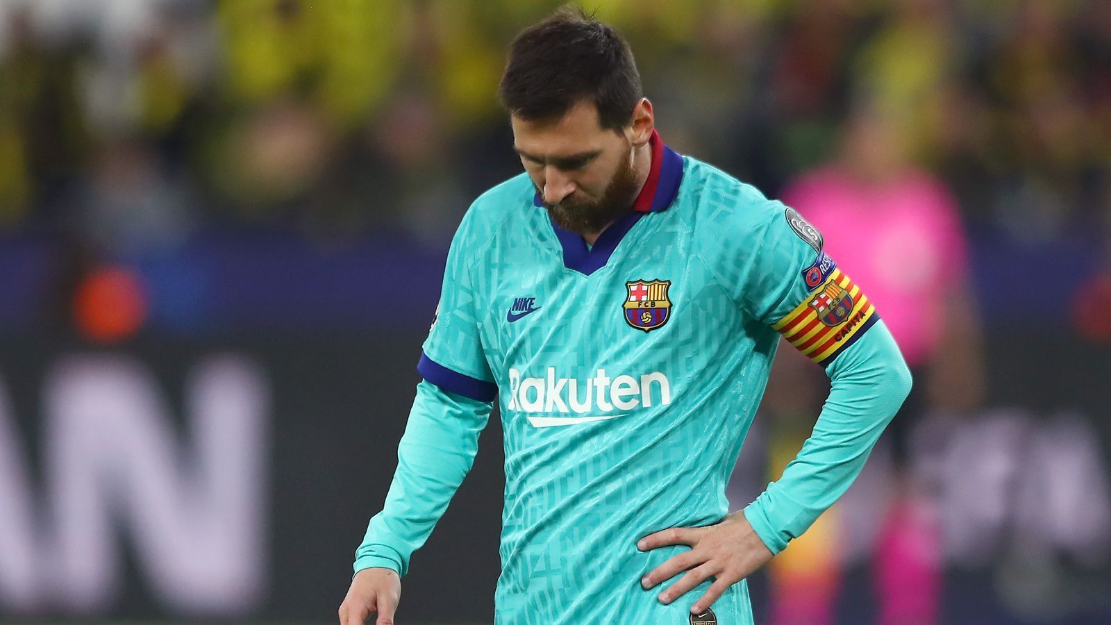 
                <strong>Lionel Messi (FC Barcelona)</strong><br>
                Der Superstar wird in der 59. Minute für den jungen Fati eingewechselt, wirkt aber noch nicht bei hundert Prozent. Rennt in der 76. Minute in einer Zwei-gegen-Zwei-Situation auf das Dortmunder Tor zu und lässt sich dann von vier BVB-Spielern einkesseln. Er übernimmt zwar sofort das katalanische Offensivspiel, kann aber ausnahmsweise nicht den Unterschied machen. ran-Note: 4
              