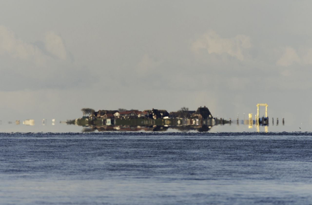 Watt, ist das denn? Die Hallig Hooge schwebt wie von Zauberhand über dem Horizont. Im Wattenmeer sind Fata Morganas häufig.