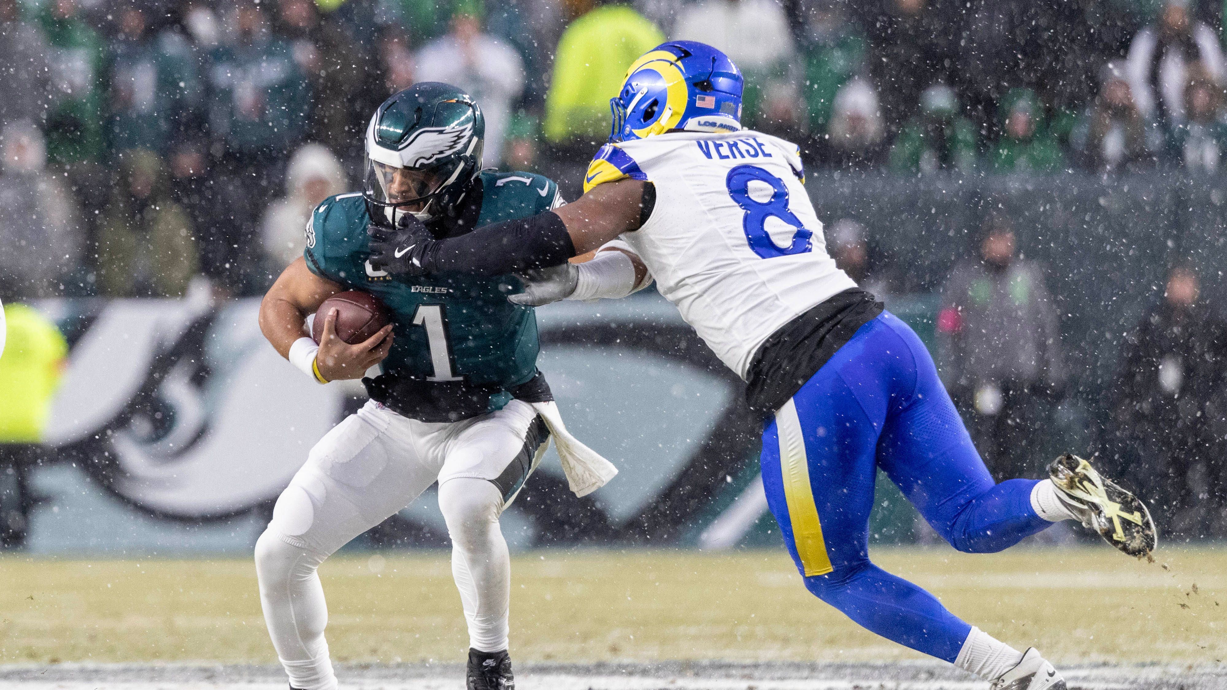 <strong>Platz 14: Los Angeles Rams<br></strong>Die junge Defensive Line der Rams überraschte im vergangenen Jahr, Edge Rusher Jared Verse sicherte sich die Auszeichnung zum besten Defense-Rookie der Saison. Die Secondary setzt auf Erfahrung, könnte aber besonders auf der Cornerback-Position noch Verstärkung benötigen. Nicht ohne Grund kursiert der Name von Jalen Ramsey.