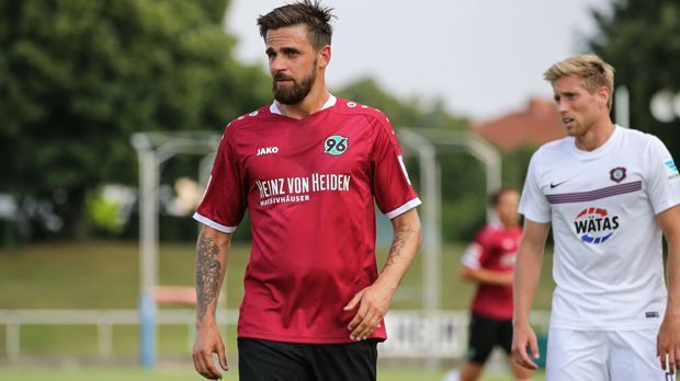 
                <strong>Martin Harnik (Hannover 96)</strong><br>
                Martin Harnik (Hannover 96): Eine Stuttgarter Vergangenheit hat der österreichische EM-Teilnehmer Harnik. Er wechselte im Sommer von einem Absteiger zum anderen. Das kommt vor allem deshalb überraschend, weil der 29-Jährige in der Sommerpause bereits zu Verhandlungen in China weilte. Felix Magaths Klub Shandong Luneng Taishan wollte Harnik verpflichten, doch der Transfer zerschlug sich. In Hannover unterschrieb Harnik bis 2019.
              