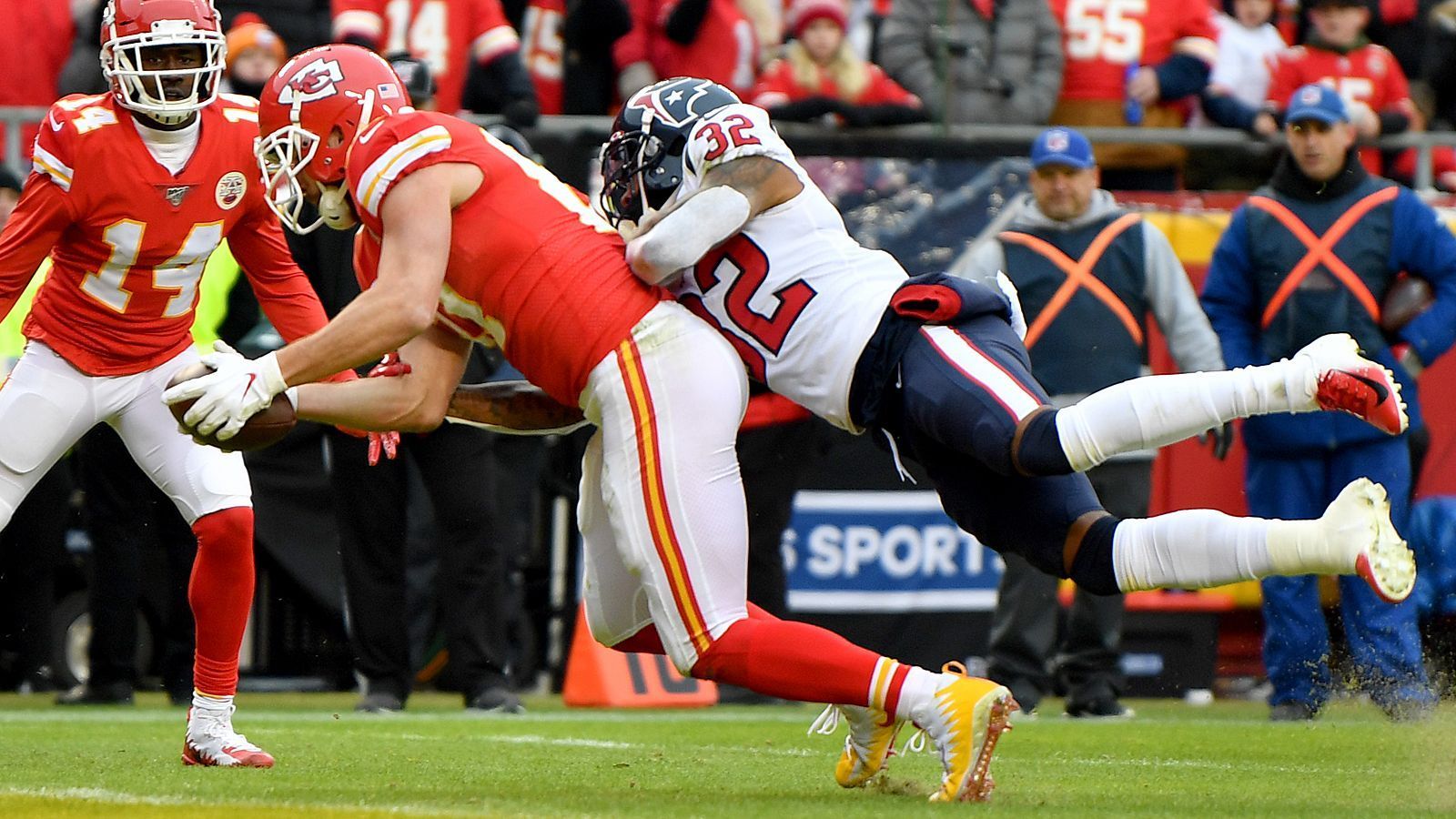 
                <strong>Defense der Houston Texans</strong><br>
                Nach einer scheinbar komfortablen 24:0-Führung gerieten die Houston Texans bei den Kansas City Chiefs noch richtig die Räder. Großen Anteil daran hatte ausgerechnet die Defense der Texaner, die den Gastgebern mit diversen Strafen zu großen Raumgewinnen verhalf. So kassierte Lonnie Johnson (r.) mit Pass Interferences (PI) vor dem zweiten und vierten Touchdown von KC Strafen über 28 respektive 15 Yards. Auf dem Weg zum 24:41 brockte zunächst Bradley Roby Houston mit einer weiteren PI 19 Yards Raumverlust ein, später hielt nur ein Holding von Zach Cunningham den Drive der Chiefs überhaupt noch am Leben. Fehler, die bestraft werden - erst recht in den Playoffs.
              