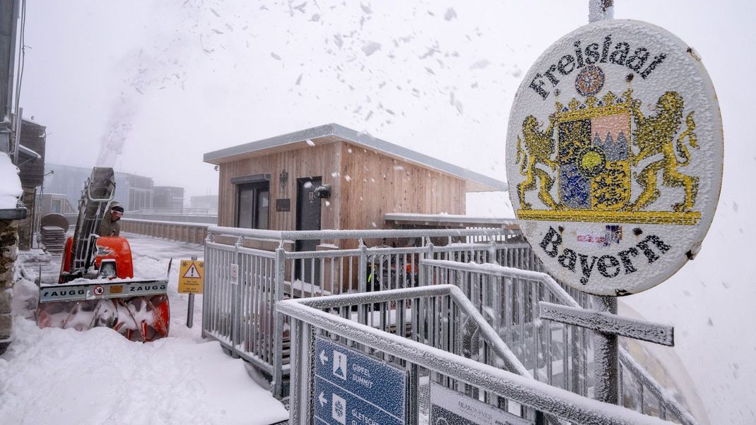 Auf der Aussichtsplattform der Zugspitze (Garmisch-Partenkirchen) musste am Donnerstag (12. September) schon der erste Schnee geräumt werden.