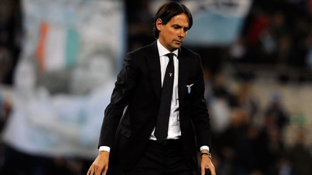 
                <strong>Simone Inzaghi (Lazio Rom)</strong><br>
                Zwischen 1999 und 2010 stand Simeone Inzaghi als Stürmer bei Lazio Rom unter Vertrag. In 201 Pflichtspielen erzielte der Italiener immerhin 58 Tore und blieb dem Hauptstadt-Klub auch nach dem Karriereende treu. Seit April 2016 ist der 42-Jährige Cheftrainer der Römer. Der Bruder von Weltmeister Filippo Inzaghi führte Lazio zunächst in der Saison 2015/16 auf Platz 8, in der Vorsaison auf Platz 5 und liegt aktuell auf Champions-League-Kurs. Nur das kürzliche Viertelfinal-Aus in der Europa League gegen Salzburg trübt die eigentlich gute Inzaghi-Bilanz. Seine Philosophie als Trainer erinnert an seine frühere Position als Stürmer - er ist extrem auf die Offensive fokussiert. Mit 75 Treffern nach 31 Spielen ist Lazio Rom nicht umsonst das treffsicherste Serie-A-Team der Saison 2017/18.
              