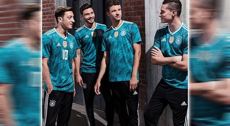 
                <strong>Deutschland</strong><br>
                Retro-Look auch beim deutschen Auswärtstrikot. Das grüne Outfit ist angelehnt an das Jersey der WM 1990. Damals zog man in grün gemustert ins WM-Finale ein und schnappte sich am Ende den Weltmeistertitel.
              