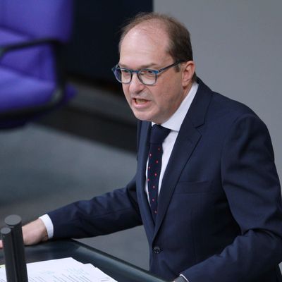 CSU-Landesgruppenchef Alexander Dobrindt attackiert im Bundestag die Migrationspolitik der Ampel-Koalition scharf.
