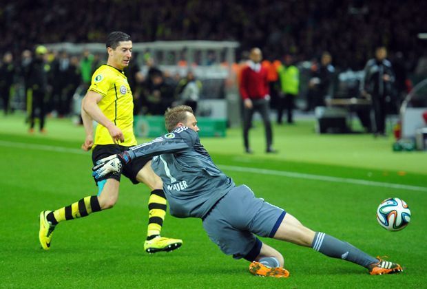 
                <strong>Neuer gegen Lewandowski</strong><br>
                Obwohl die Bayern gewinnen, nimmt Neuer eine unangenehme Erinnerung aus dem Finale mit. Der FCB-Keeper rasselt mit Lewandowski zusammen und zieht sich eine Schulterverletzung zu. Zum Glück verheilt diese rechtzeitig vor dem WM wieder...
              