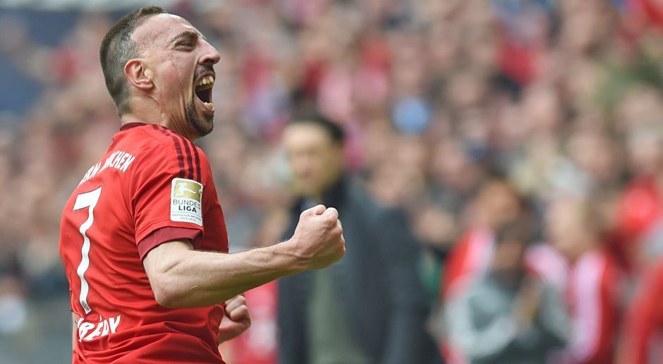 
                <strong>Linkes Mittelfeld: Franck Ribery</strong><br>
                Bayern hat wieder einen König. Publikumsliebling Ribery erfreut die FCB-Fans seit 2007 mit Dribblings, Tricks und Toren. Die Scherze und Späße, die der "Filou" mit seinen bemitleidenswerten Mannschaftskollegen treibt, sind ein zusätzlicher Grund, warum der Franzose in der Südkurve so beliebt ist. Als der von Real Madrid umworbene Ribery bei der Meisterschaftsfeier 2010 verkündete, er habe mit Monsieur Rummenigge "gemacht fünf Jahre mehr", brach der gesamte Marienplatz in tosenden Jubel aus. Nicht erst einmal hat Ribery betont, der FC Bayern sei für ihn wie eine Familie. Auch nach seiner aktiven Karriere will der 34-Jährige den Münchenern erhalten bleiben. Bayern hat also wohl noch eine ganze Weile einen König.
              