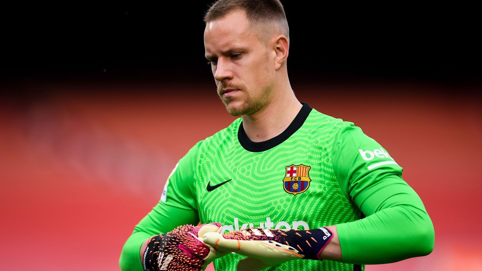 
                <strong>Marc-Andre ter Stegen (Deutschland)</strong><br>
                Für Marc-Andre ter Stegen steht nach dem verpassten Meistertitel mit dem FC Barcelona eine Operation an, die seinen Einsatz bei der EM unmöglich macht. Wie der Keeper auf Instagram bekanntgab, wird er sich nach Beratung mit der medizinischen Abteilung des Klubs einem Eingriff am Knie unterziehen. Zu Beginn der Saison hatte der gebürtige Mönchengladbacher wegen Problemen mit dem Gelenk wochenlang pausieren müssen. Das DFB-Team, für das er als Nummer zwei hinter Welttorhüter Manuel Neuer eingeplant gewesen wäre, wolle er "zum ersten Mal nach vielen Jahren" wieder als Fan anfeuern.
              