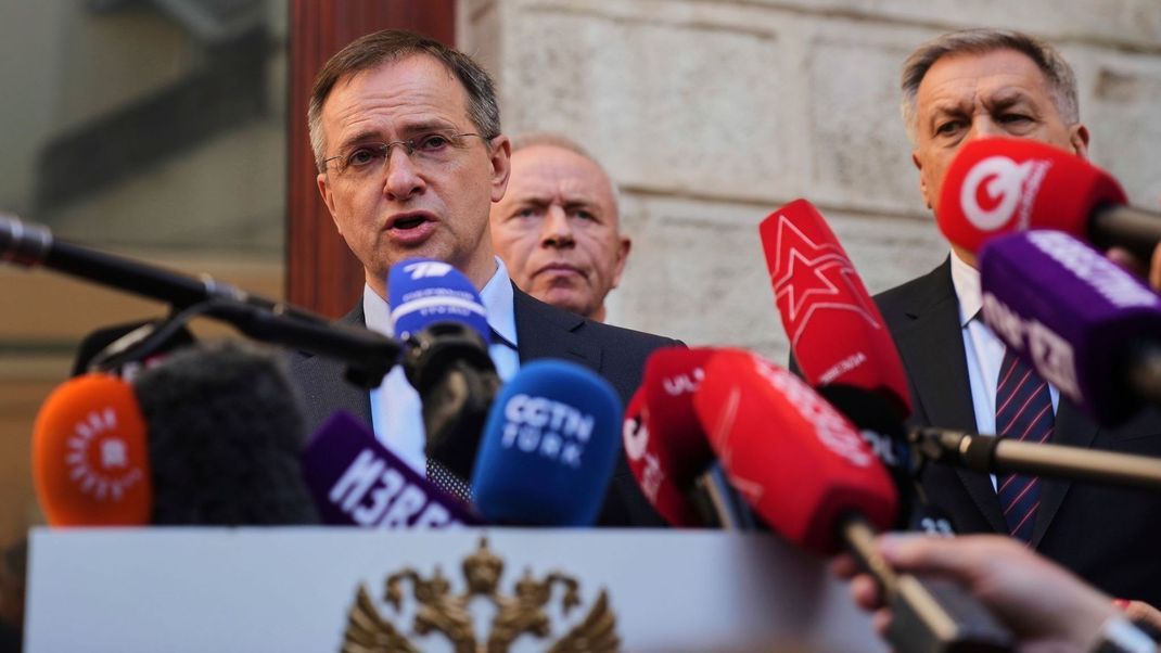 Die russische Delegation bei den Verhandlungen mit der Ukraine im türkischen Istanbul.