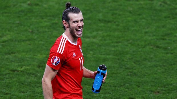
                <strong>Gareth Bale (Wales)</strong><br>
                Platz 2 - Gareth Bale (Wales): Auf dem zweiten Platz rangiert sich der Real-Star ein. Der Waliser schoss insgesamt 17-mal auf den Kasten. Mit drei Treffern kommt er auf 18 Prozent. Nur ein Vereinskollege von ihm feuerte noch öfters aufs Tor.
              