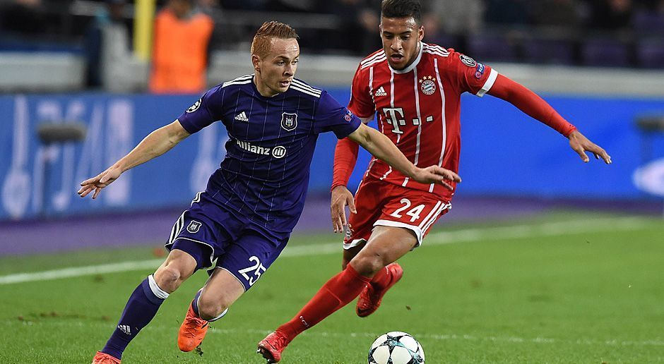 
                <strong>Corentin Tolisso (FC Bayern München)</strong><br>
                Der Rekordeinkauf zeigt sich immer einsatzfreudig, was aber zunächst ohne großen Effekt auf das schläfrige Bayern-Spiel bleibt. Kurz vor der Pause leistet er sich einen unfassbaren Fehlpass auf Teodorczyk, den dieser aber "zurückweist". Das macht der Franzose dann mit seinem gewonnenen Kopfballduell und seinem Auge für Lewandowski vor dem 1:0 wett. Und dann krönt er seine Leistungssteigerung auch noch mit dem Kopfballtreffer zum 2:1. ran-Note: 3
              