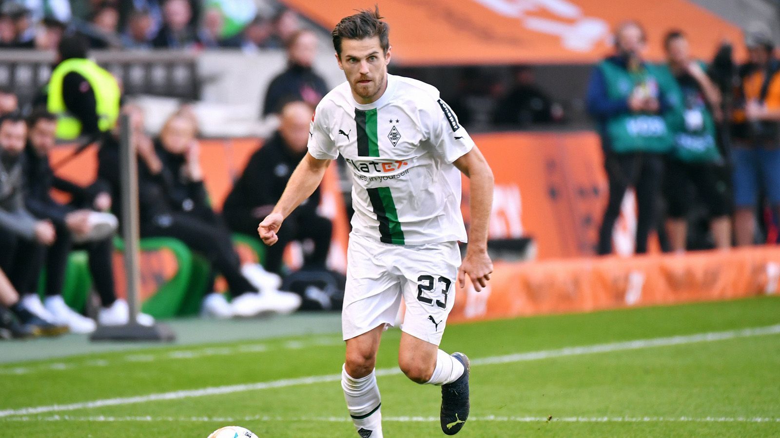 
                <strong>Jonas Hofmann (Borussia Mönchengladbach)</strong><br>
                Schockmoment für Jonas Hofmann beim Pokal-Aus mit Gladbach im Oktober. Schultereckgelenkssprengung, vier Wochen Pause. Mindestens. Seitdem läuft es übrigens bei der Borussia überhaupt nicht rund. Doch jetzt gibt's frohe Kunde aus Gladbach für den Bundestrainer. Seit Mittwoch ist Hofmann zurück im Mannschaftstraining, könnte womöglich schon am Freitag gegen den VfB Stuttgart wieder zum Einsatz kommen. Blitz-Comeback für das WM-Ticket. Daumen sind gedrückt, dass die Schulter hält. Prognose: WM-Fahrer
              