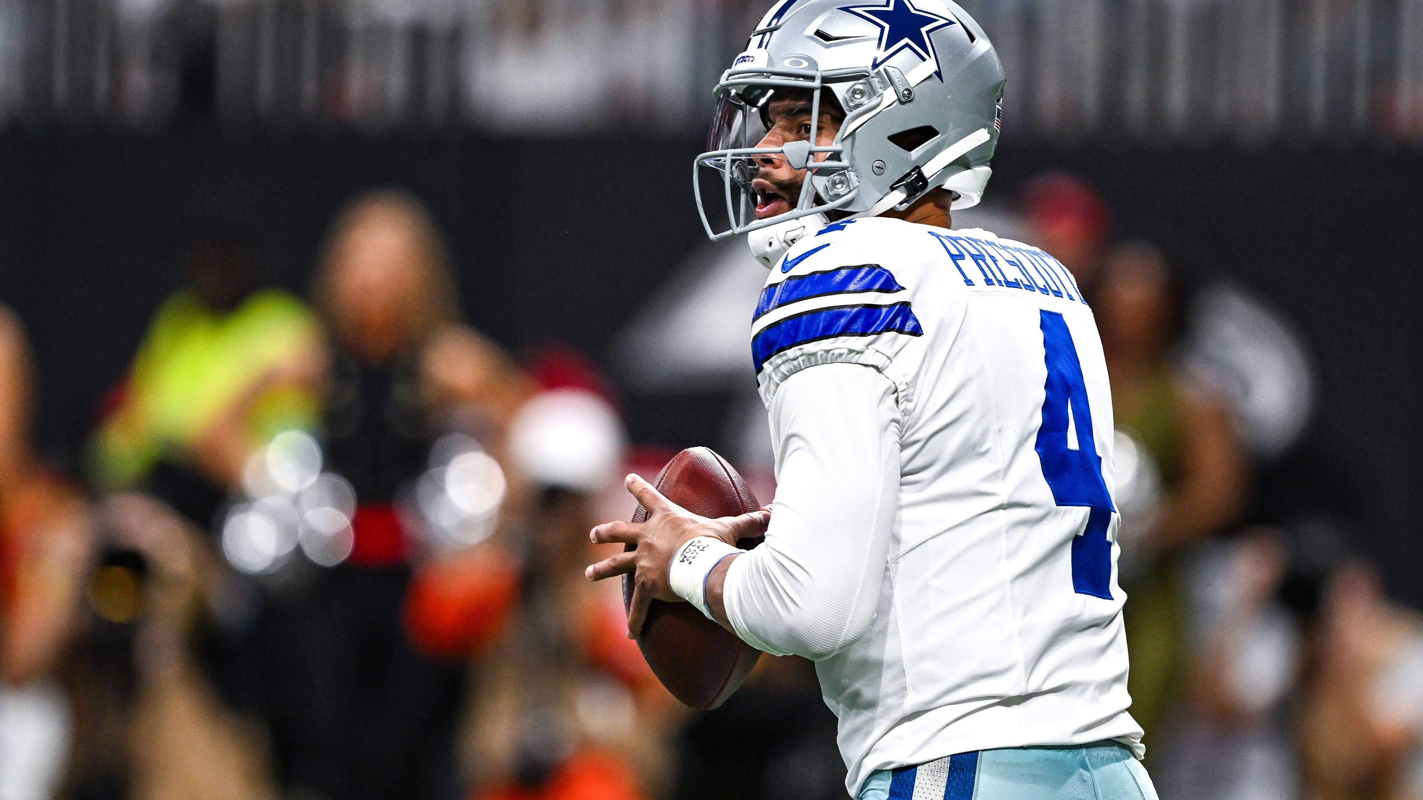 <strong>Dak Prescott (Dallas Cowboys)</strong><br>Saisonaus für Prescott! Der Quarterback musste sich aufgrund seiner Oberschenkelverletzung einer Operation unterziehen. Ein Comeback in den kommenden Wochen ist daher unmöglich, wie Franchise-Owner Jerry Jones in einem Interview mit dem Radiosender "105.3 The Fan" verriet. Prescott beendet damit seine Saison mit 1,978 Passing Yards, 11 Touchdowns und 8 Interceptions.