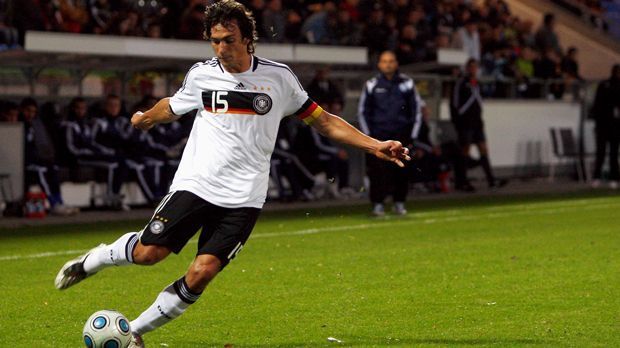 
                <strong>Mats Hummels (Deutschland)</strong><br>
                Mats Hummels (Deutschland): Zusammen mit Neuer wurde Hummels 2009 in Schweden U21-Europameister. Damals spielte der 20-Jährige in der U21 zumeist noch als Sechser, heute ist er in der Innenverteidigung ein Weltklasse-Mann. Während der gesamten EM-Endrunde 2009 kassierte Deutschland nur ein einziges Gegentor - nicht zuletzt wegen Hummels' Defensivkünsten.
              