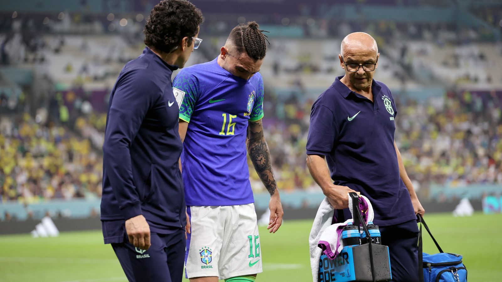 
                <strong>Alex Telles (Brasilien)</strong><br>
                Neben Gabriel Jesus muss auch Alex Telles den Traum vom aktiven Mitwirken an einem potentiellen WM-Titel vorzeitig begraben. Wie der Stürmer von Arsenal, so erlitt auch der 29 Jahre alte Verteidiger im abschließenden Vorrundenspiel eine Knieverletzung, die ihn daran hindert, im weiteren Turnierverlauf noch eingreifen zu können.
              