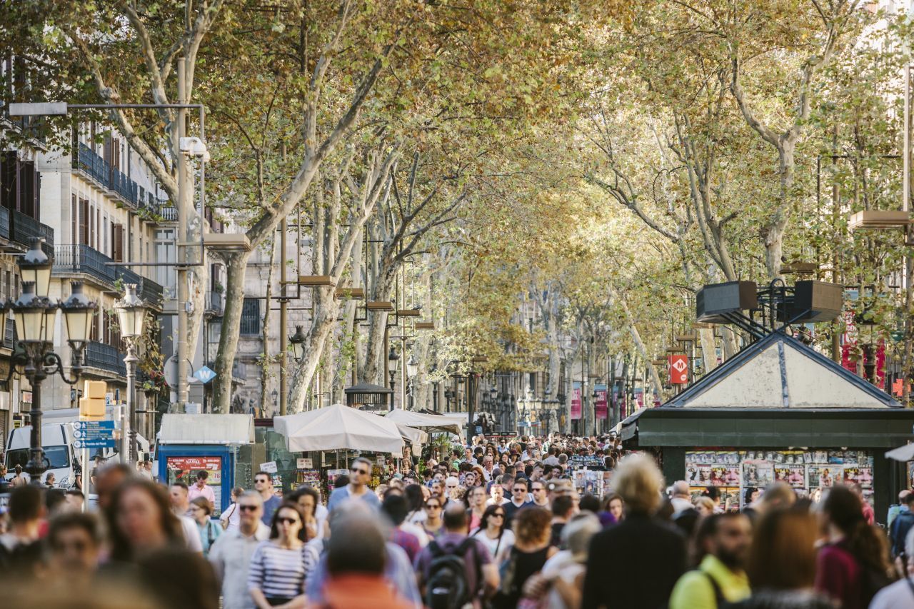 Barcelona ächzt seit Jahren unter zu vielen Tourist:innen. Hier siehst du die überfüllten "Ramblas" im Zentrum. Schöne und günstige Alternativen sind das 350 Kilometer südlich gelegene Valencia.