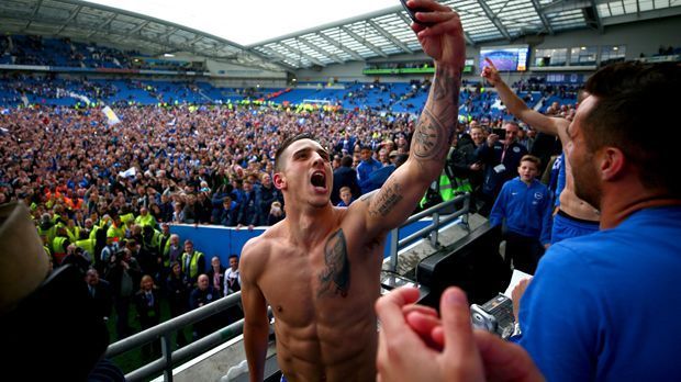 
                <strong>Anthony Knockaert</strong><br>
                Brighton & Hove Albion machte mit einem Sieg gegen Wigan Athletic im Frühjahr 2017 den ersten Aufstieg in die Premier League klar. Bei Fans und Spielern war die Freude grenzenlos. Das Stadion kochte - kein Wunder, dass es Mittelfeldspieler Anthony Knockaert da im Trikot zu warm wurde ... 
              