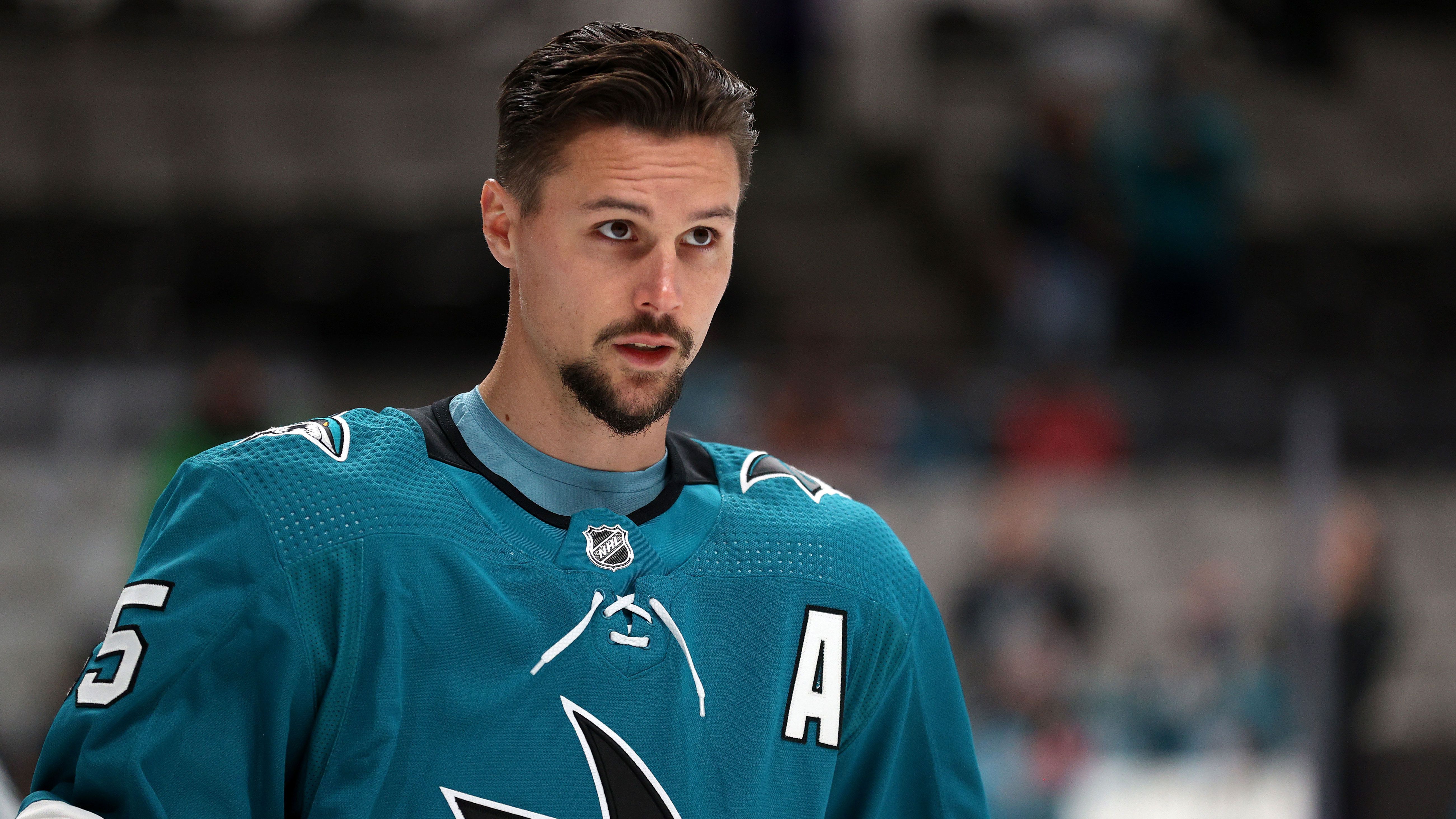 
                <strong>Erik Karlsson (San Jose Sharks)</strong><br>
                Erik Karlsson ist einer der bestbezahlten Verteidiger der Liga. Der Schwede hat bereits die Norris-Trophy für den besten Defender in seiner Vita stehen, befand sich in der vergangenen Saison allerdings in einem Formtief. In den 52 Spielen der vorangegangenen Spielzeit kam der 31-Jährige gerade mal auf 22 Punkte. Zu seinen acht Toren gesellten sich 14 Vorlagen - ein Wert der bei Karlsson in den sieben Jahren nie unter 34 lag. Die Sharks erhoffen sich dennoch, dass er wieder zu alter Stärke findet.
              