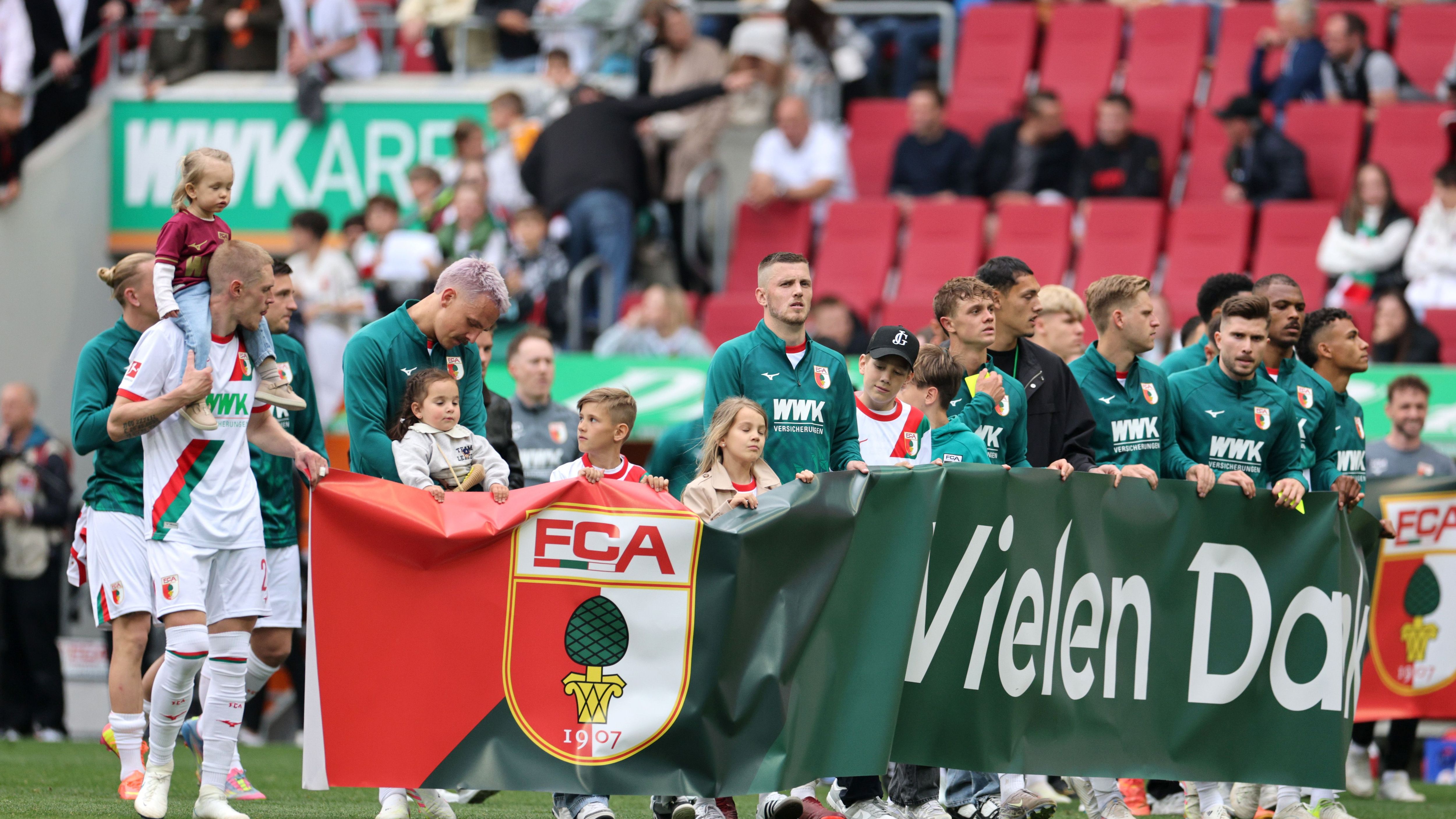 <strong>Platz 5: FC Augsburg</strong><br><strong>Ausgaben für den Kader:</strong>&nbsp;46,15 Millionen Euro<br><strong>Marktwert des Kaders:</strong> 125,08 Millionen Euro<br><strong>Differenz:</strong>&nbsp;78,93 Millionen Euro<br><strong>Wertschöpfung:</strong> 63,1 Prozent