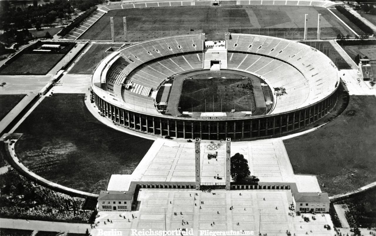 Die Ideologie: Die ersten Olympischen Sommerspiele in Deutschland fanden 1936 in Berlin statt. Die Nazis missbrauchten sie für ihre Propaganda. Alles sollte groß wirken, eine Weltmacht darstellen. Unter anderem wurden dafür das Olympiastadion und das "Reichssportfeld" neu erbaut. Gleichzeitig wollten die Nazis die anderen Staaten von ihrer vermeintlichen Weltoffenheit überzeugen. Schon zuvor hatten Länder wie die USA dagegen 