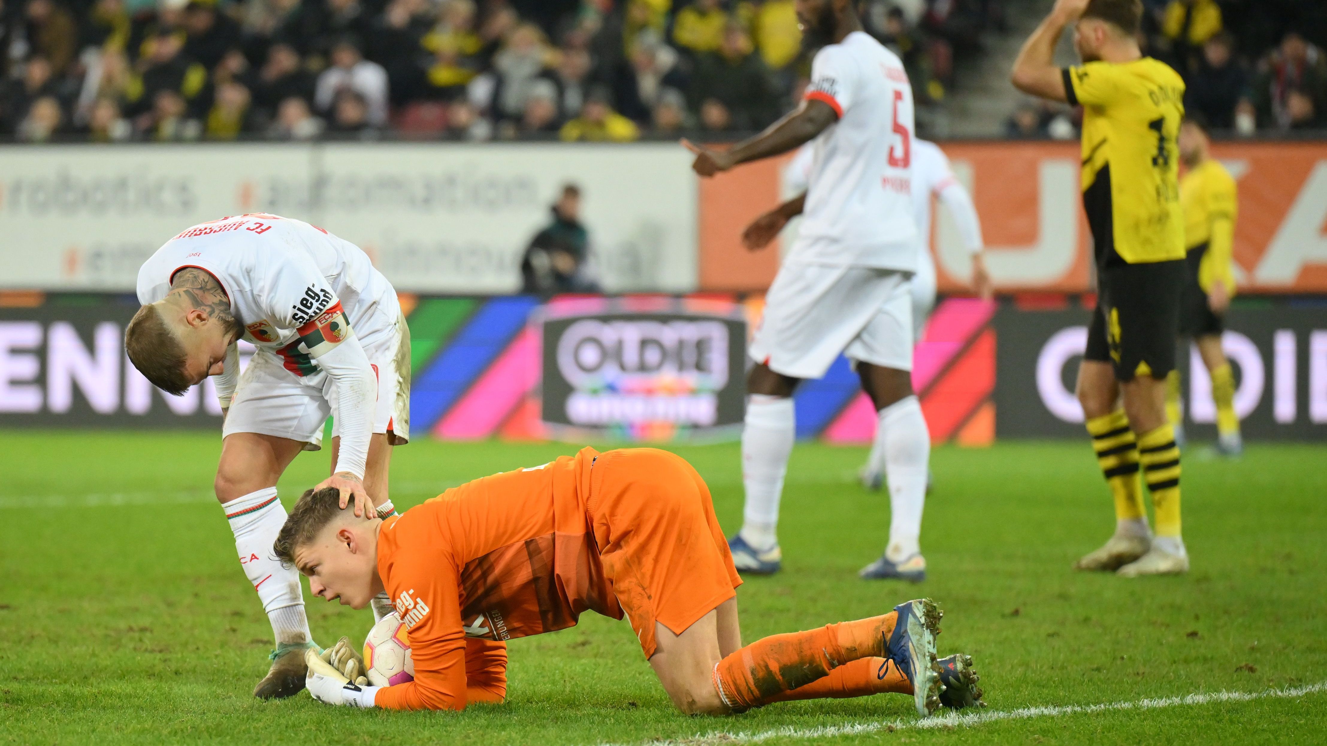 <strong>Platz 10: FC Augsburg</strong><br>Nach missglücktem Saisonstart und dem unausweichlichen Trainerwechsel ging es bei den Augsburgern deutlich aufwärts. Der Däne Jess Thorup führte die Fuggerstädter zurück in die Erfolgsspur und raus aus der Abstiegszone. Unter seiner Regie verlor der FCA nur noch zwei Bundesliga-Partien. Selbst im einzigen Test der Vorbereitung feierte Augsburg einen 1:0-Sieg gegen Hoffenheim.