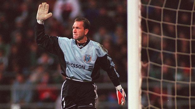
                <strong>Andreas Köpke</strong><br>
                1996 war der Transfer von Andreas Köpke zum VfB Stuttgart eine sichere Sache. Nachdem er beim VfB unterzeichnete, bekam der Keeper allerdings noch ein Angebot vom FC Barcelona. Klar, dass man da noch mal überlegt. Köpke traf schließlich die Entscheidung, "Barca" ebenfalls zuzusagen. Nachdem die Katalanen erfuhren, dass Köpke dem VfB eine mündliche Zusage gegeben hatte, ließen sie den Deal platzen. Nach dieser Aktion wollten weder Barcelona noch Stuttgart den Keeper haben und somit wechselte er ablösefrei zu Olympique Marseille.
              