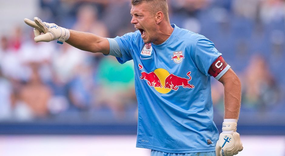 
                <strong>Alexander Walke (Red Bull Salzburg)</strong><br>
                Alexander Walke (Red Bull Salzburg): Der Wahl-Österreicher gehört mittlerweile zum Inventar beim Serienmeister. Seit 2010 - mit halbjähriger Unterbrechung - trägt Walke das Red-Bull-Logo auf der Brust. Seine Zeit in Salzburg ist ein Auf und Ab, in der Saison 2015/2016 ist er nach dem Abgang von Peter Gulacsi nach Leipzig aber wieder die Nummer eins.
              