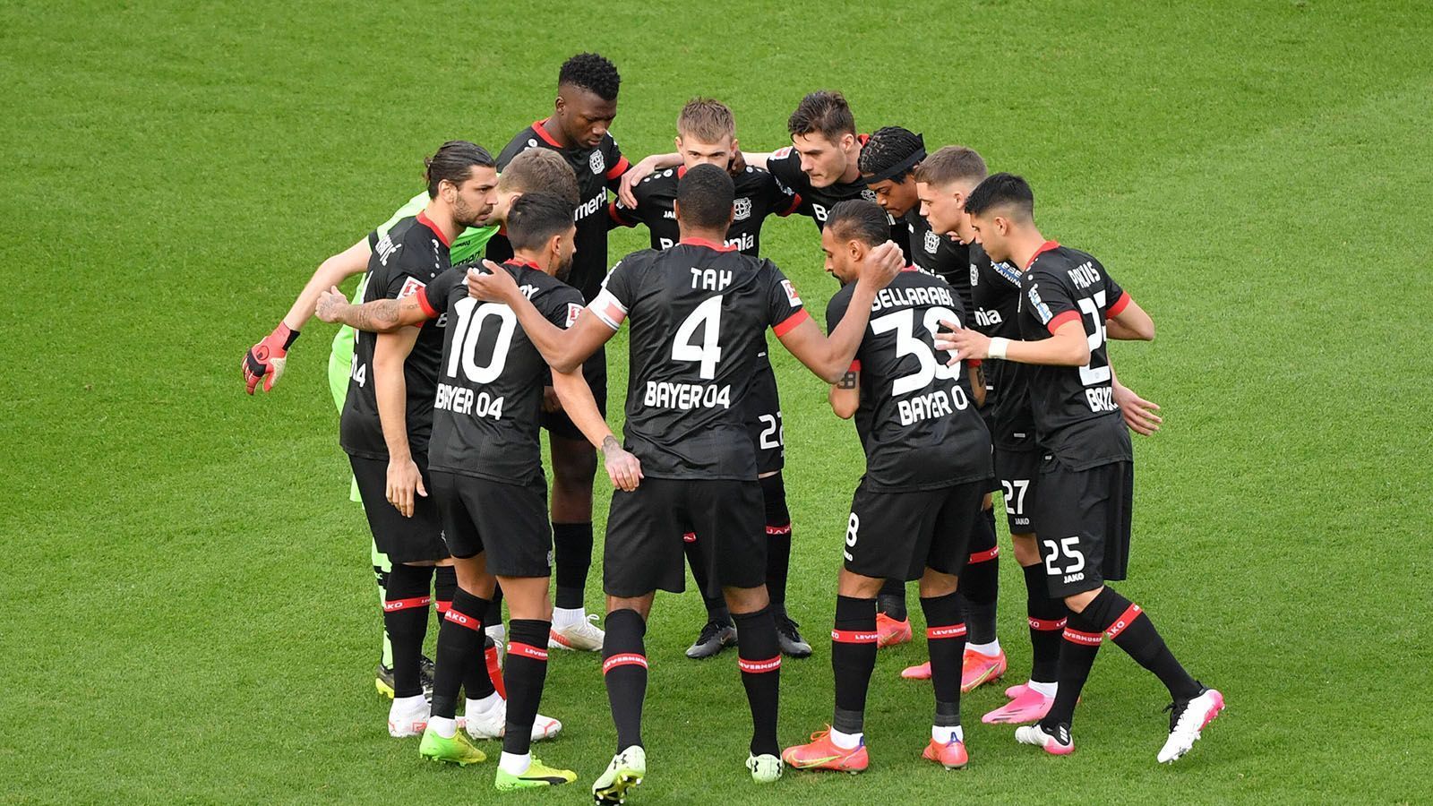 
                <strong>Platz 6: Bayer Leverkusen (50 Punkte)</strong><br>
                &#x2022; Form: 3 Siege, 1 Remis, 1 Niederlage - <br>&#x2022; Restprogramm: Bremen (A), Union Berlin (H), Dortmund (A) - <br>Die Werkself ist momentan klar auf Kurs in Richtung Europa League - das Mindestziel nach einem furiosen Saisonstart bis zur Weihnachtspause. Danach stürzte der zwischenzeitliche Spitzenreiter ab und Trainer Peter Bosz musste seinen Stuhl räumen. Nachfolger Hannes Wolf konnte zuletzt einige Erfolgserlebnisse einfahren und sicherte somit zumindest den sechsten Platz ab. 
              