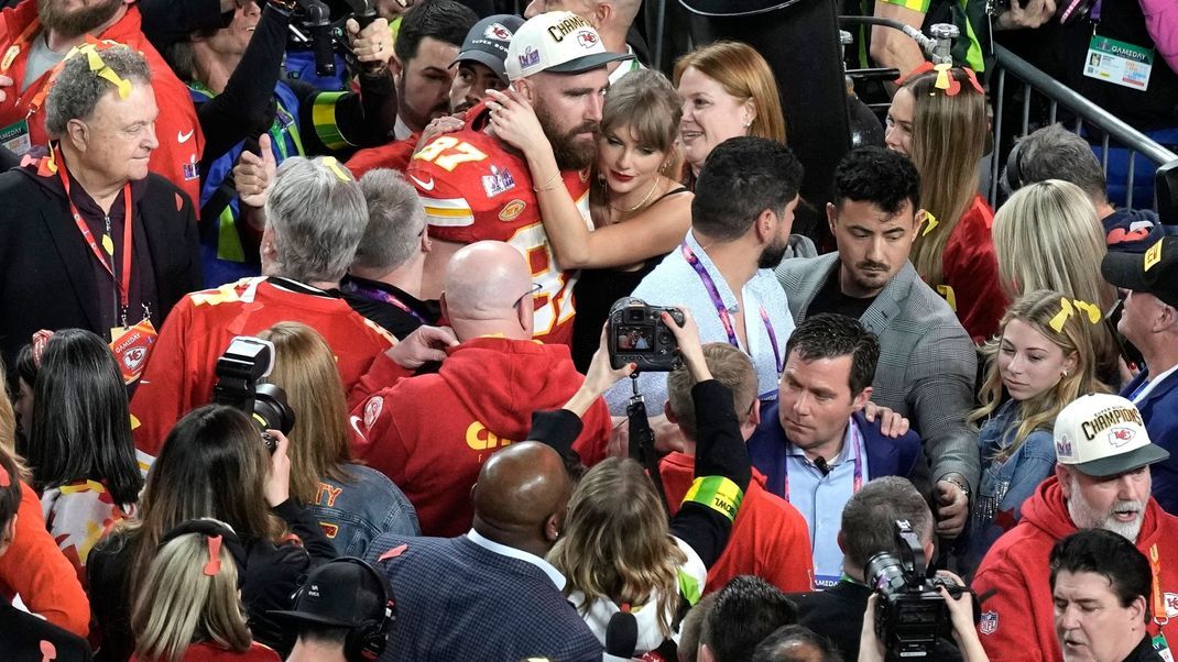 Auf sie waren viele Augen gerichtet: Chiefs-Spieler Travis Kelce und Pop-Sensation Taylor Swift hatten einen Anteil am großen Publikumsinteresse.