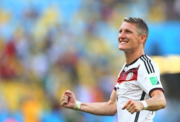 
                <strong>Bastian Schweinsteiger</strong><br>
                Bastian Schweinsteiger ähnelt Fernandinho nicht nur in der Hinsicht, dass er ein äußerst vielseitiger Spieler ist. Auch er musste sich seinen Stammplatz im Verlauf des Turniers erarbeiten und ist inzwischen nicht mehr aus der Stammelf wegzudenken. Unentschieden - 5:3 Deutschland.
              