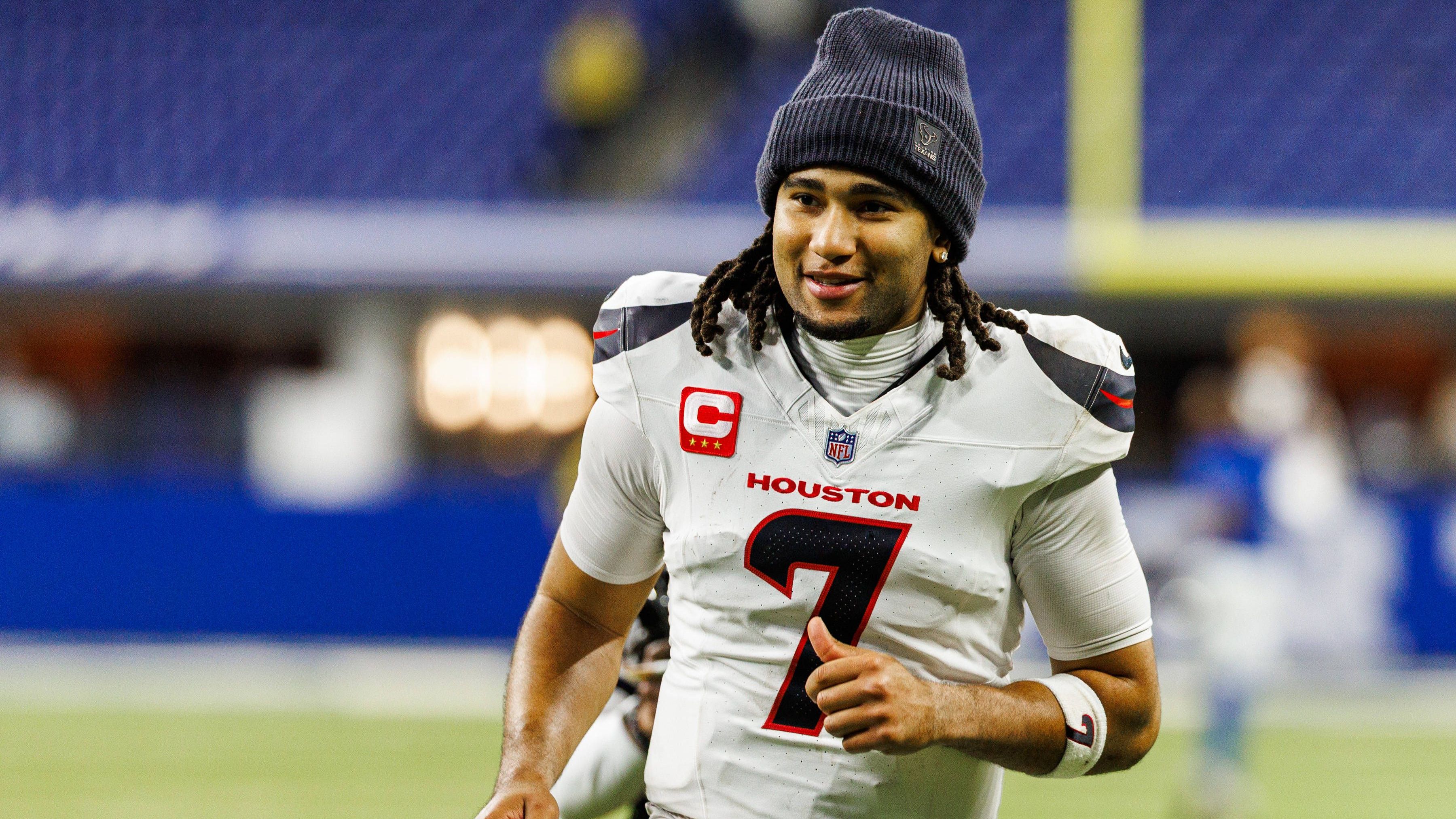 <strong>Platz 14: C.J. Stroud (Houston Texans)</strong><br>Lange steckte C.J. Stroud in einer Schaffenskrise, doch diese scheint nun überwunden. In einem eminent wichtigen Spiel gegen die Colts blieb er zwar ohne Touchdown, aber er machte die Würfe, die er machen musste, um das Spiel letztlich zu gewinnen.