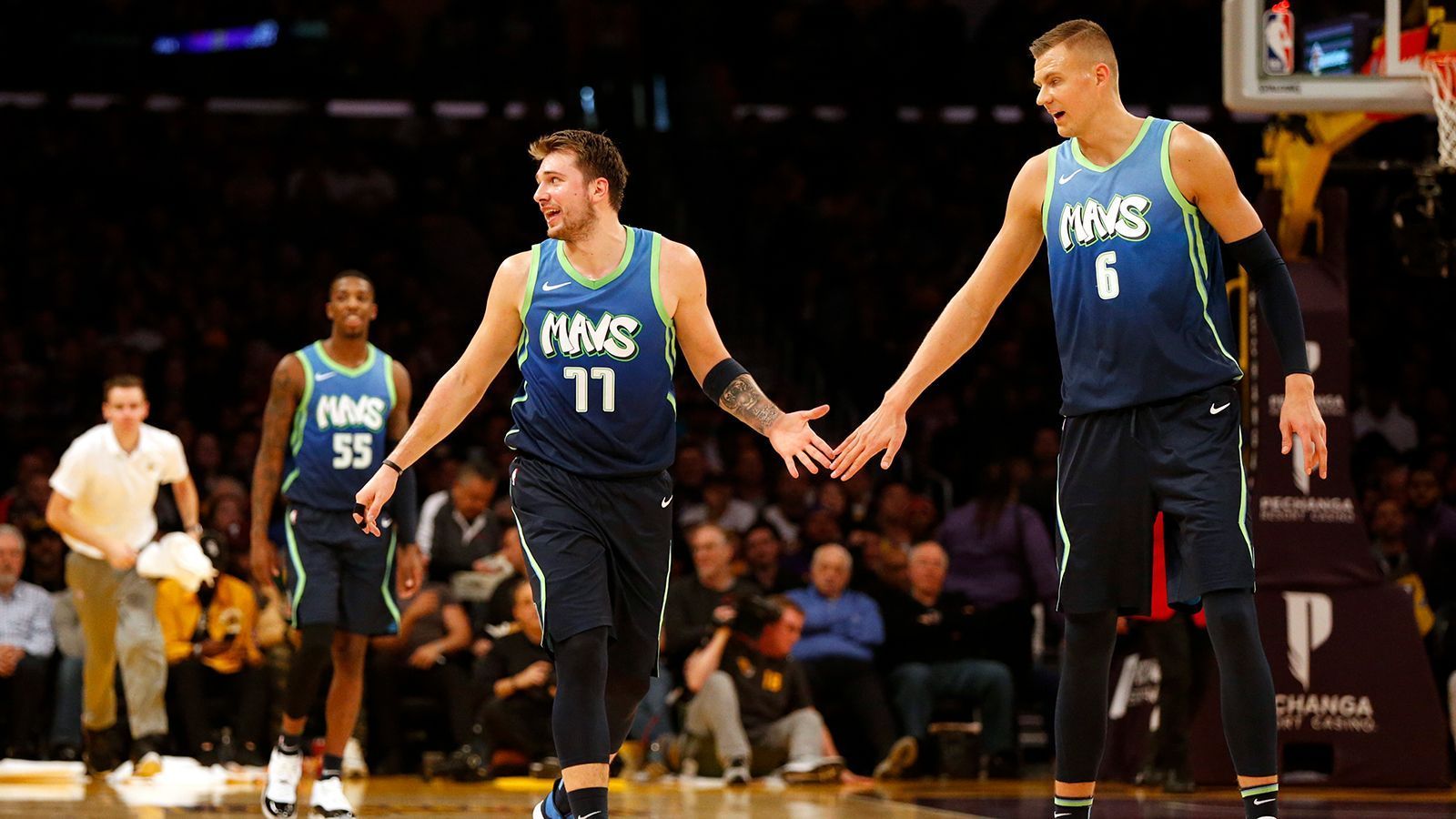 
                <strong>Platz 12 - Dallas Mavericks</strong><br>
                Die Mavs sind unter der Führung des slowenischen Superstars Luka Doncic wieder im Aufschwung und zwangen die Clippers in den Playoffs der vergangenen Saison sogar in Spiel sechs. In der Offseason wurden für kurze Zeit Gerüchte um einen Trade von MVP Giannis Antetokounmpo laut, der verlängerte aber nun in Milwaukee. Aber auch die europäische Kombination aus Doncic und Big Man Kristaps Porzingis, der nach langer Verletzung zurückkam, verbreitet Angst und Schrecken. Dazu haben sich die Mavs mit Josh Richardson nochmal im Backcourt verstärkt. Dafür musste Seth Curry nach Philadelphia weichen. Der Kader umfasst unter anderem mit dem Deutschen Maxi Kleber auch darüber hinaus viele gute Rollenspieler. Es ist wieder etwas möglich für Dallas.
              