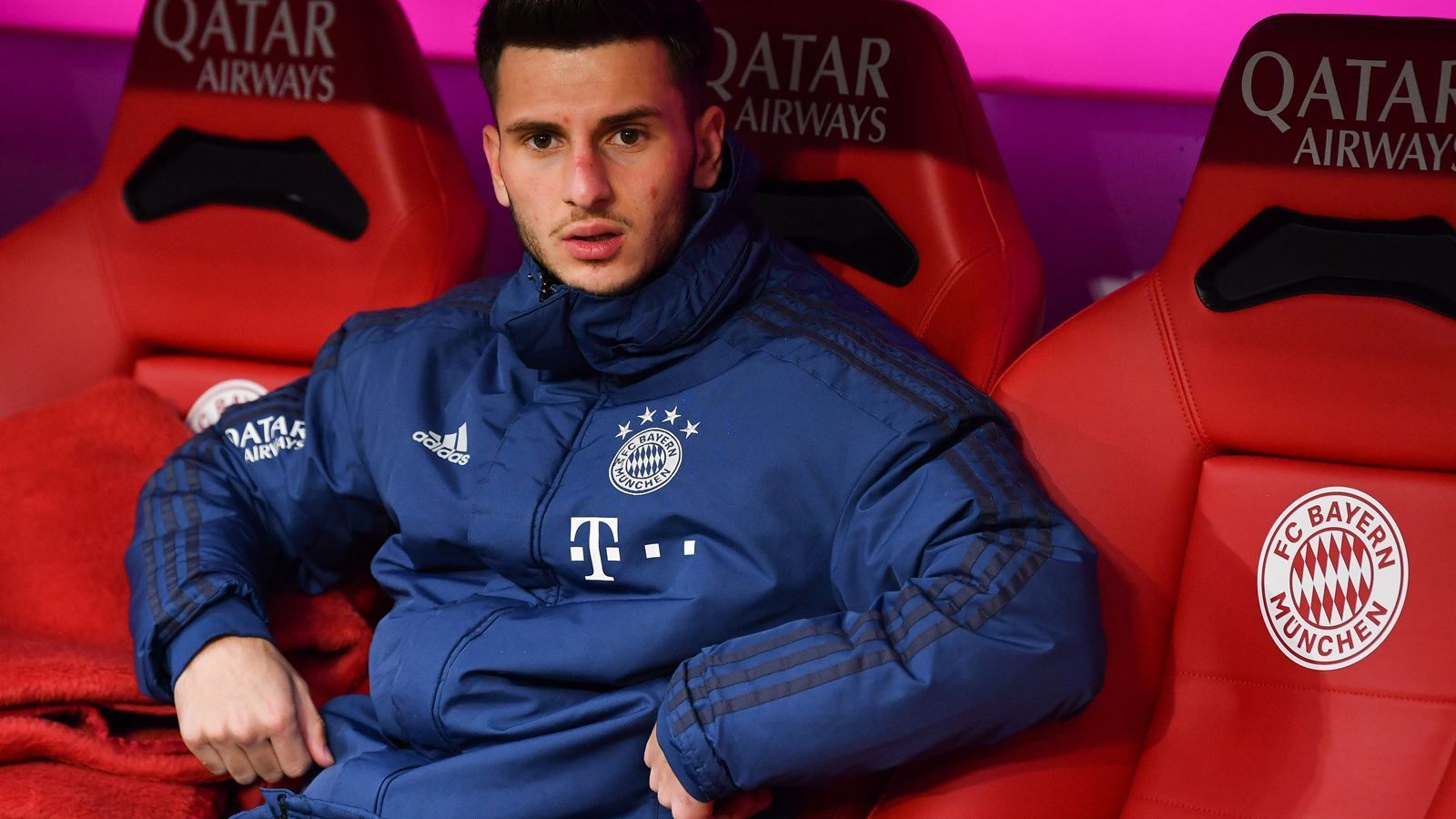 
                <strong>Leon Dajaku</strong><br>
                Leon Dajaku kam im Sommer 2019 für 1,5 Millionen Euro vom VfB Stuttgart. Der Außenspieler wurde seitdem vor allem in der 3. Liga eingesetzt. In dieser Saison kommt er bei der Bayern-Reserve in 14 Spielen auf drei Tore und eine Vorlage. In der ersten Runde des DFB-Pokals wurde er beim 3:0-Sieg gegen Düren rund 30 Minuten vor dem Ende eingewechselt. Dajaku hat einen schweren Stand und wurde zuletzt immer wieder mit einem Leihwechsel zum 1. FC Köln oder Union Berlin in Verbindung gebracht.
              